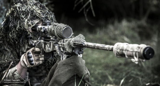 Brytyjski snajper z karabinem wyborowym AI L115A3