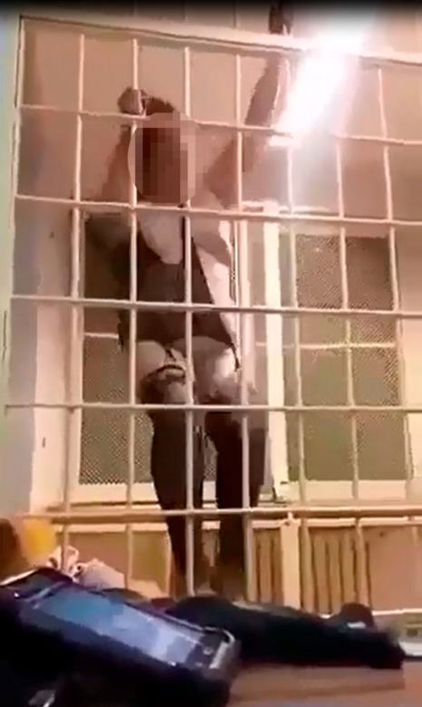 Zatańczyła policjantom na kratach