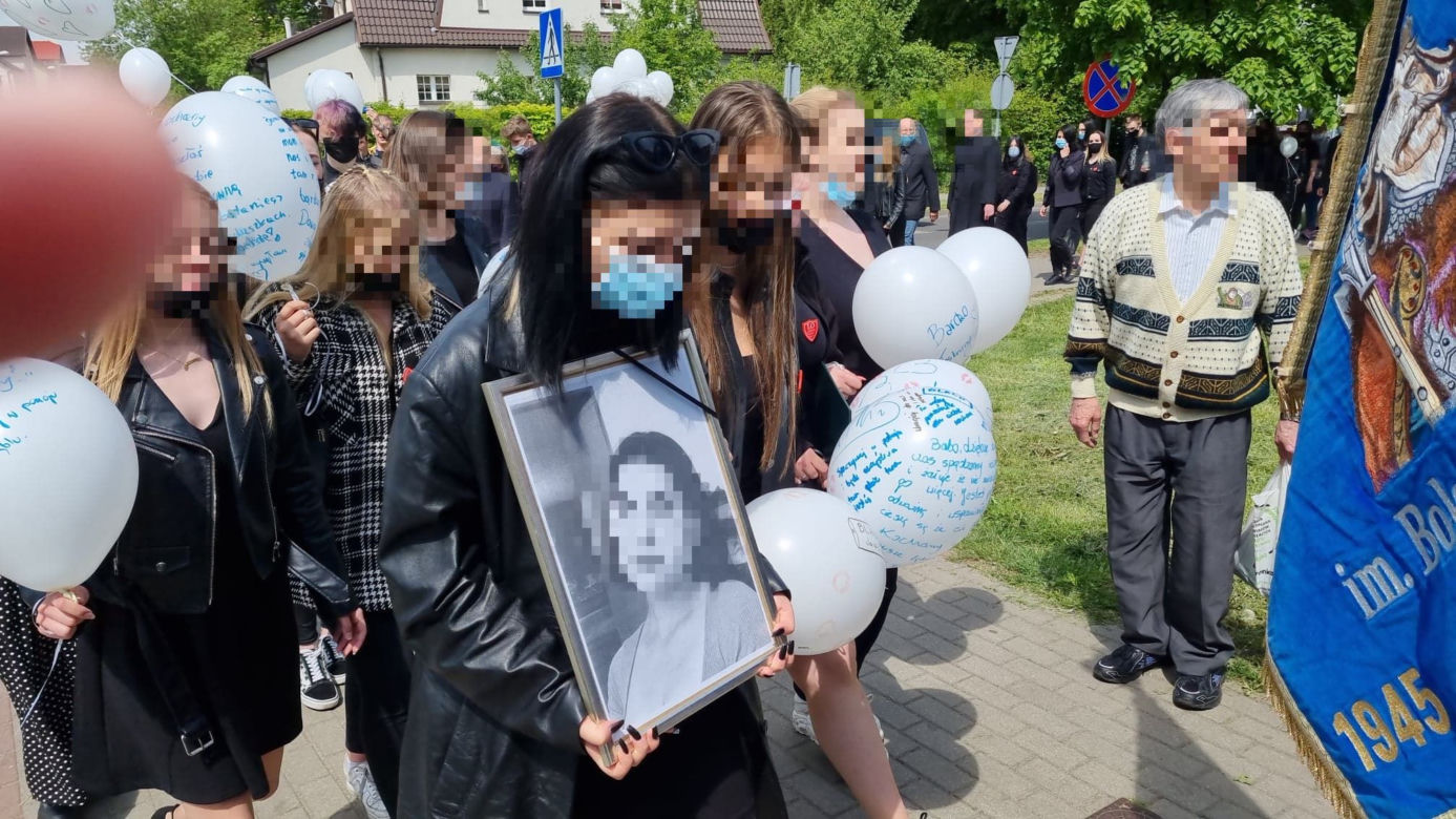 Koledzy żegnają swoją Madzię. "Cześć Jej pamięci!". Łzy, rozpacz i niezrozumienie. Nie tak miał wyglądać koniec roku szkolnego [ZDJĘCIA]
