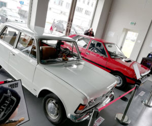 Kochajmy Polskie Klasyki. Wystawa legendarnych aut w Olsztynie trwa