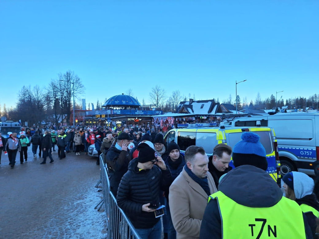 Tłumy kibiców w Zakopanem. Biało-czerwono pod Tatrami 