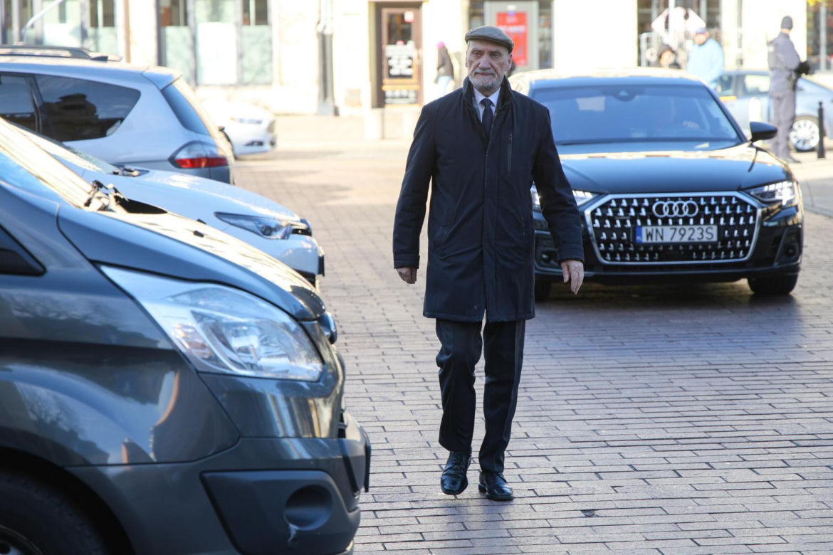 Poseł PiS Antoni Macierewicz w drodze na poranną mszę świętą w kościele Wniebowzięcia Najświętszej Maryi Panny i św. Józefa Oblubieńca w Warszawie