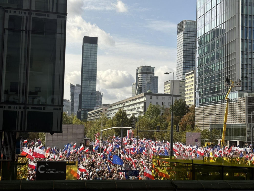 Ruszył Marsz Miliona Serc! Ogromne tłumy Polaków na ulicach Warszawy [ZDJĘCIA]