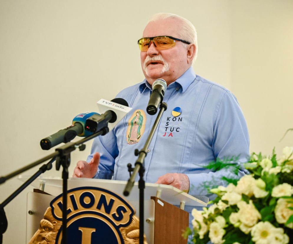Lech Wałęsa przemawia przy mównicy. O jego apelu do USA w sprawie Ukrainy przeczytasz na SE Polityka.