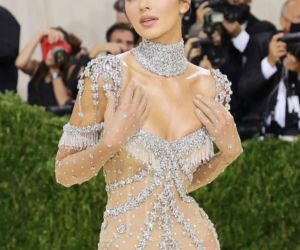 Najdroższa modelka świata walczy z ogórkiem! Ten film wstrząsnął internetem