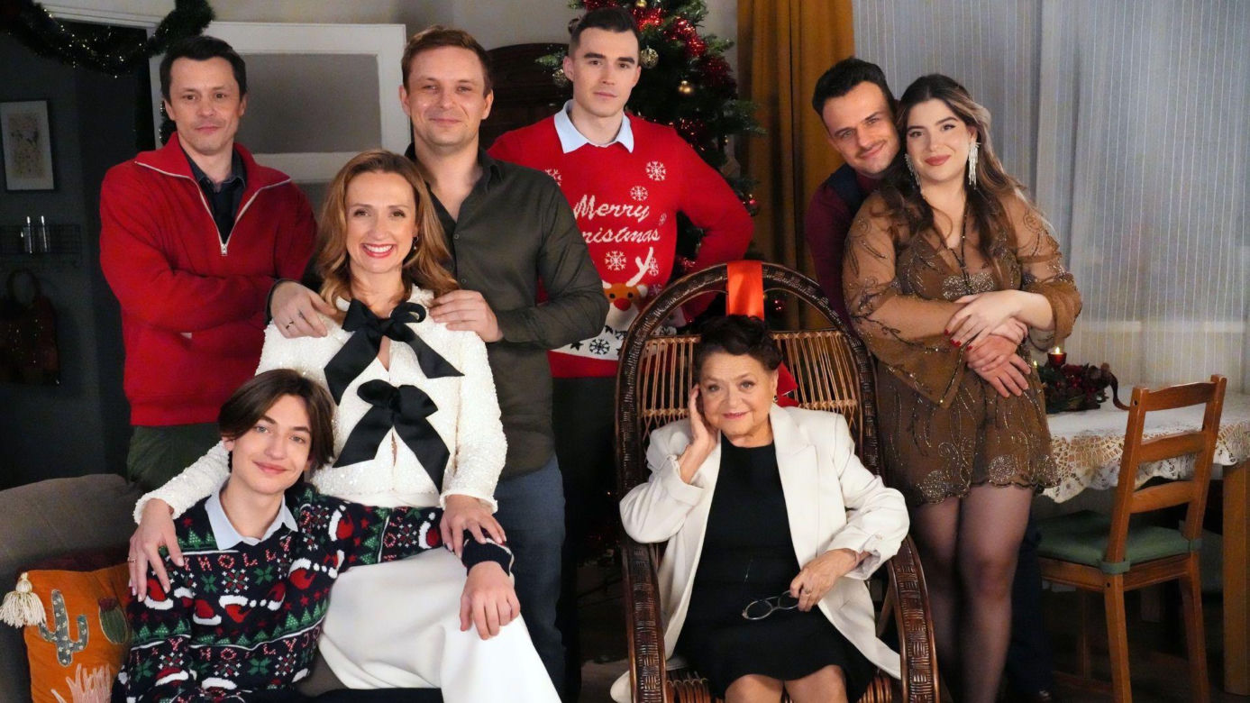 Barwy szczęścia, odcinek 3376: Emil (Artem Malaszczuk), Lucyna (Grażyna Zielińska), Asia (Anna Gzyra-Augustynowicz), Hubert (Marek Molak), Agata (Natalia Zambrzycka), Ignacy (Olaf Staszkiewicz), Staś (Olaf Kaprzyk), Daniel (Marcin Bikowski)