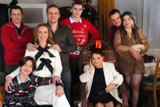 Barwy szczęścia, odcinek 3376: Emil (Artem Malaszczuk), Lucyna (Grażyna Zielińska), Asia (Anna Gzyra-Augustynowicz), Hubert (Marek Molak), Agata (Natalia Zambrzycka), Ignacy (Olaf Staszkiewicz), Staś (Olaf Kaprzyk), Daniel (Marcin Bikowski)