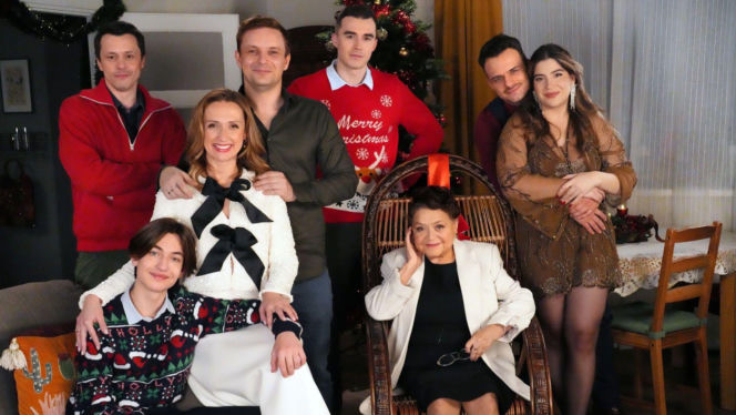 Barwy szczęścia, odcinek 3376: Emil (Artem Malaszczuk), Lucyna (Grażyna Zielińska), Asia (Anna Gzyra-Augustynowicz), Hubert (Marek Molak), Agata (Natalia Zambrzycka), Ignacy (Olaf Staszkiewicz), Staś (Olaf Kaprzyk), Daniel (Marcin Bikowski)