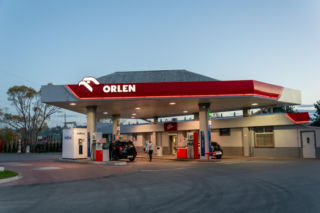 Tyle zarabiają pracownicy na Orlenie. Nie wszędzie stawki są takie same