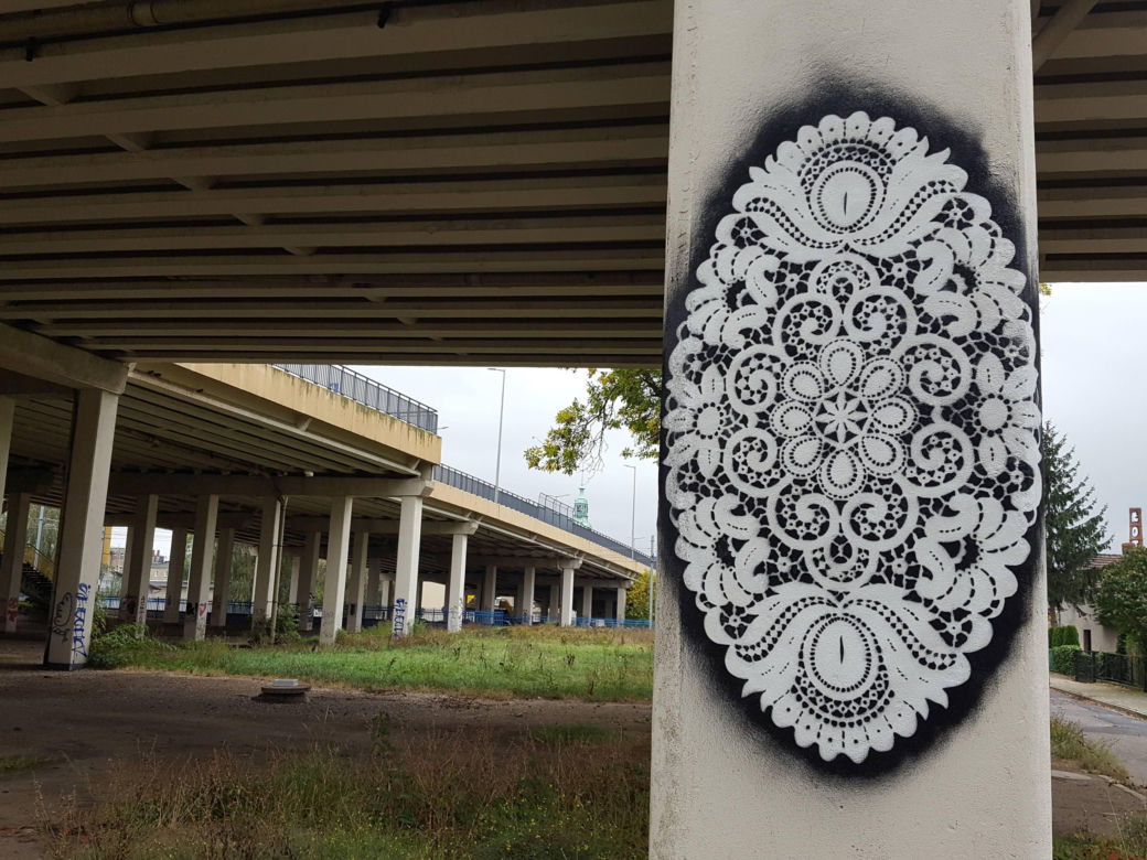 Las filarów, a między nimi sztuka. Kolejni artyści w galerii street artu w Lesznie