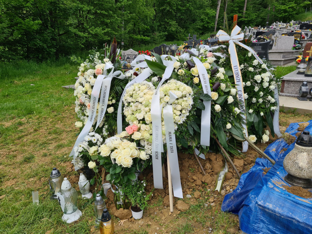 Zaborów. Grób 17-letniej Izabelli, która zginęła, potrącona przez pociąg tonie w kwiatach  [ZDJĘCIA]