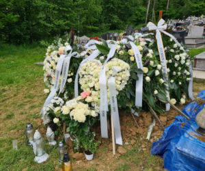 Zaborów. Grób 17-letniej Izabelli, która zginęła, potrącona przez pociąg tonie w kwiatach  [ZDJĘCIA]
