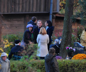 Donald Tusk z rodziną na grobie matki
