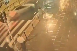 Obywatel Ukrainy driftował w centrum Warszawy. Stracił panowanie nad BMW M8 i wjechał w barierki