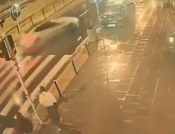 Obywatel Ukrainy driftował w centrum Warszawy. Stracił panowanie nad BMW M8 i wjechał w barierki