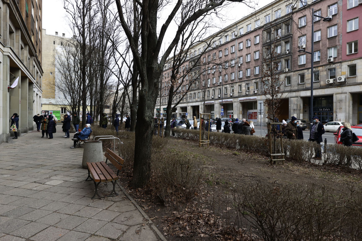 Ogromne kolejki przed urzędami. Mieszkańcy rzucili się po paszporty