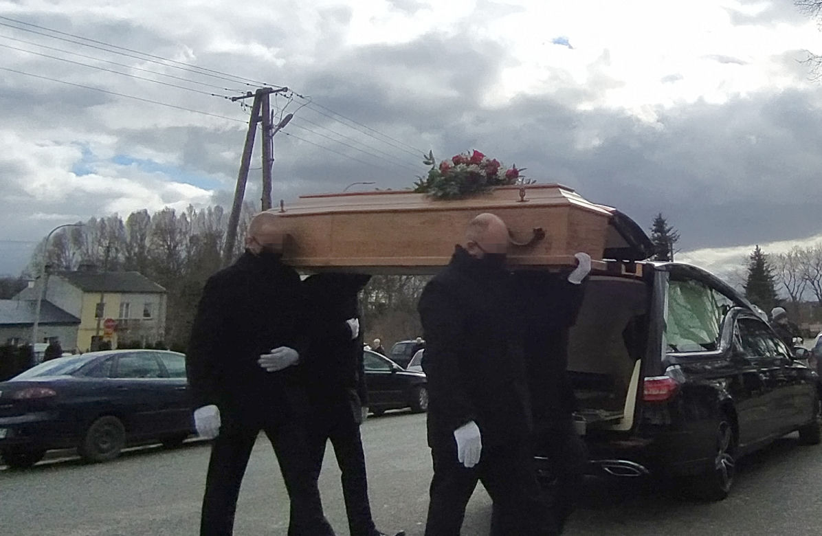Makabra pod Mordami. Spalił się w aucie, bo zapalił papierosa