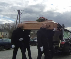 Makabra pod Mordami. Spalił się w aucie, bo zapalił papierosa