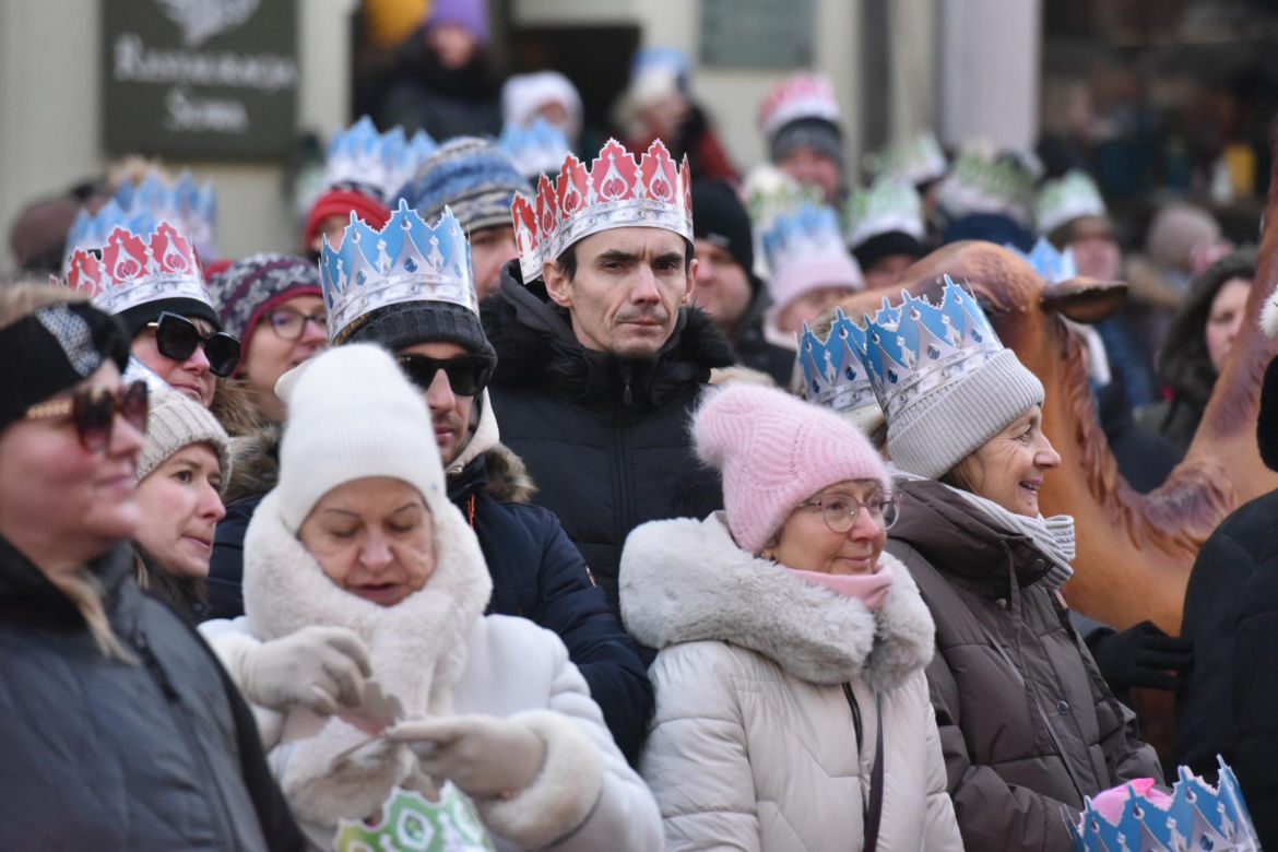 Orszak Trzech Króli 2026 w Toruniu. Zdjęcia z samego serca starówki