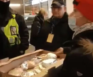 Wolontariusze pomagający uchodźcom wygonieni z dworca. Kolejna skandaliczna interwencja policji