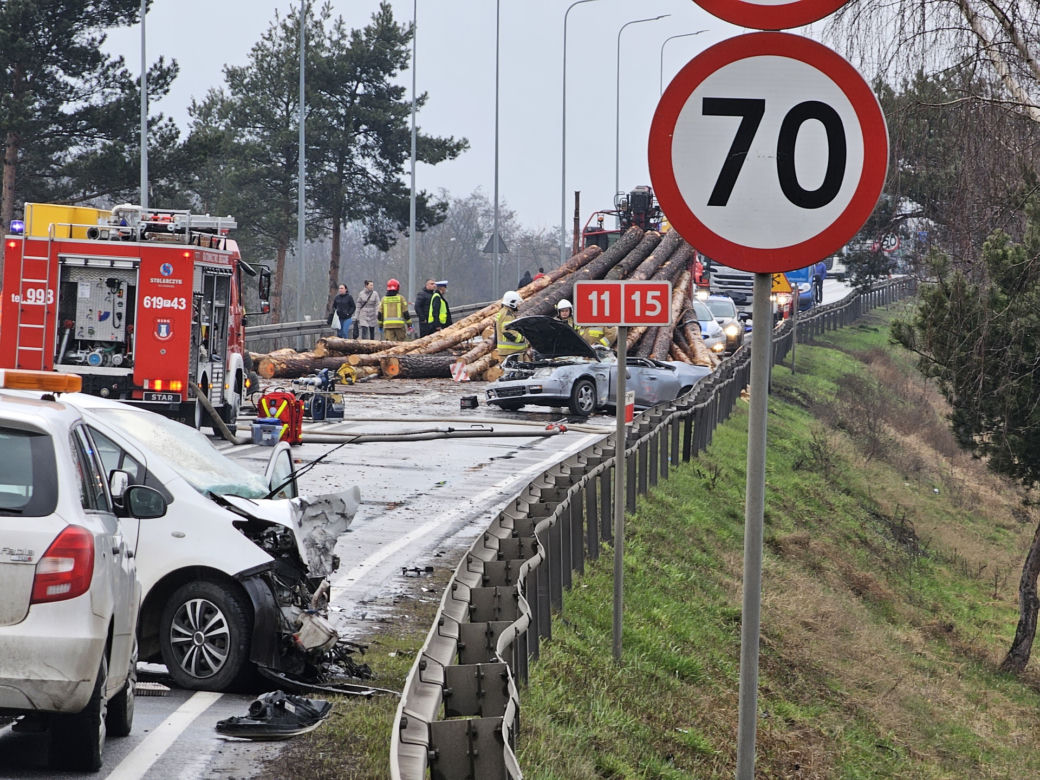 Kłody drewna spadły na samochody Poważny wypadek na DK11
