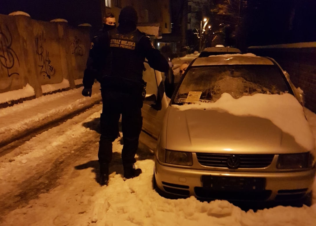 Stracili wszystko. Teraz mieszkają we wraku auta. Strażnicy miejscy chcą im pomóc