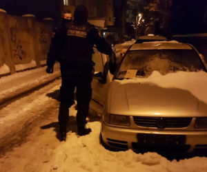 Stracili wszystko. Teraz mieszkają we wraku auta. Strażnicy miejscy chcą im pomóc