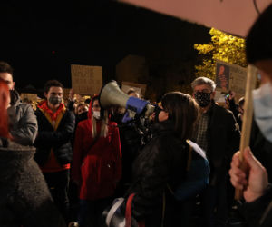 Strajk kobiet w Katowicach: Wyszedł do policji z kwiatami. Reakcja wzrusza!