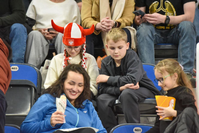 Halowe mistrzostwa Polski w Kujawsko-Pomorskiej Arenie Toruń. Zdjęcia kibiców i zawodników