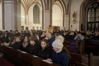 Młodzi na Adwentowym Czuwaniu w katedrze