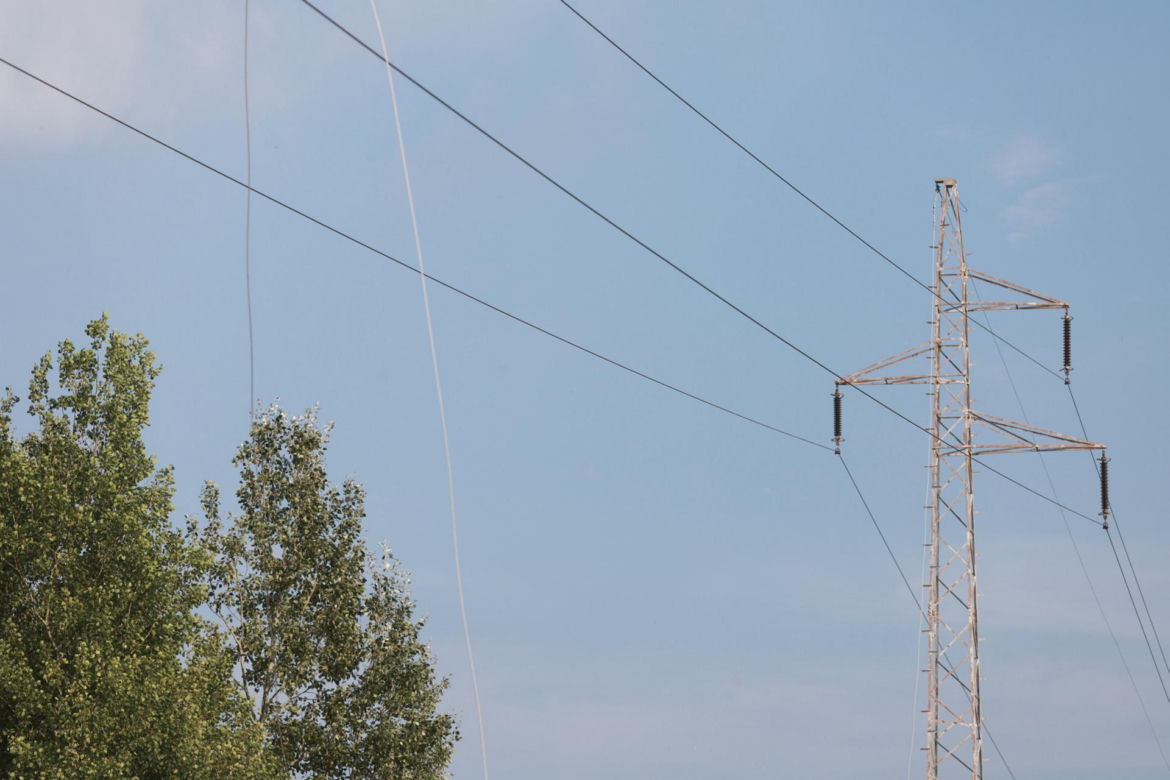 Groza na pikniku wojskowym. Policyjny Black Hawk zahaczył o linię wysokiego napięcia