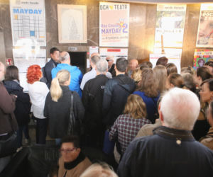 Biją się o darmowe bilety do teatru