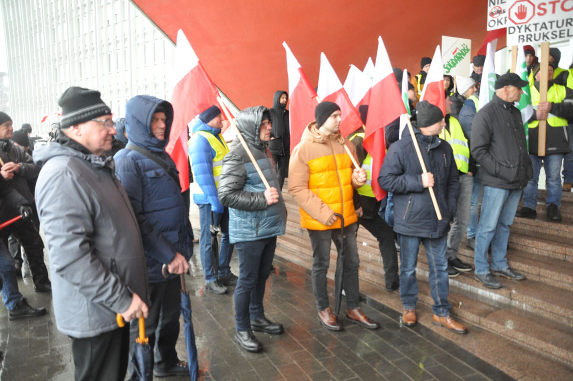 Protest rolników przed Urzędem Wojewódzkim w Kielcach