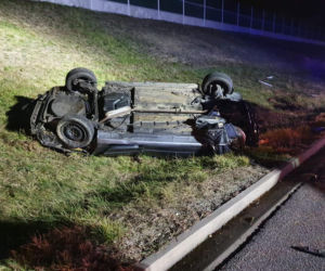  Dwie osoby trafiły do szpitala po dachowaniu na autostradzie