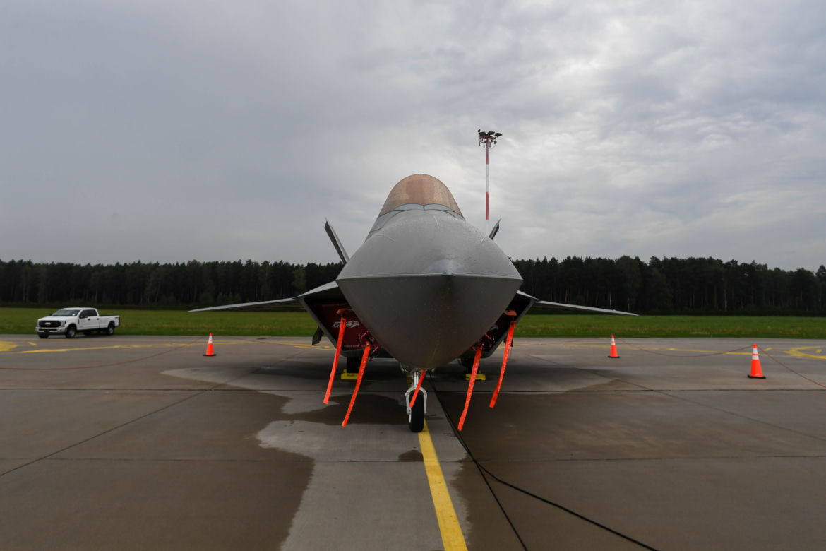 Łódzkie. Już 12 myśliwców F-22 Raptor stacjonuje w Łasku!