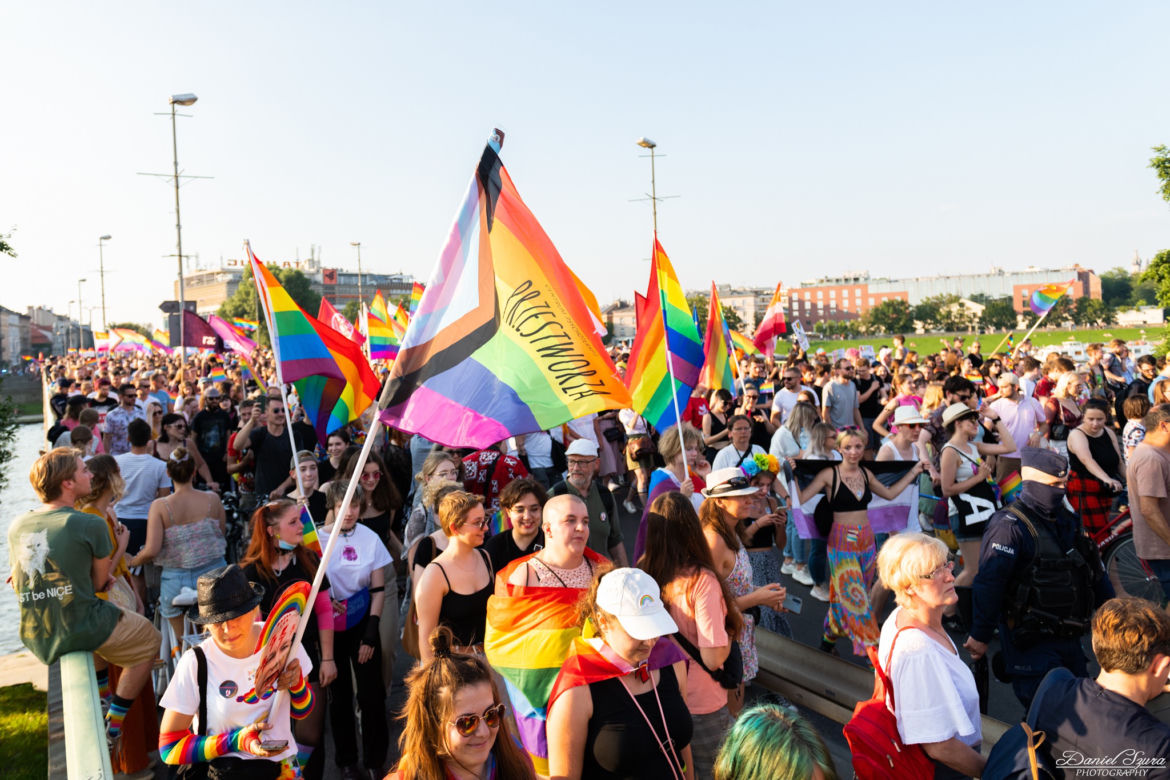 Marsz Równości w Krakowie - tłumy na wydarzeniu pod hasłem "Zaczerpnąć tchu".