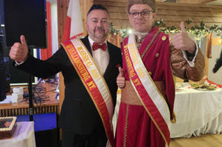 Co za sceny na Williamsburgu! Ksiądz wskoczył w żupan i poprowadził bal marszałkowski