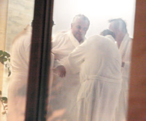 Prezesa PIS zawinięto w szlafrok