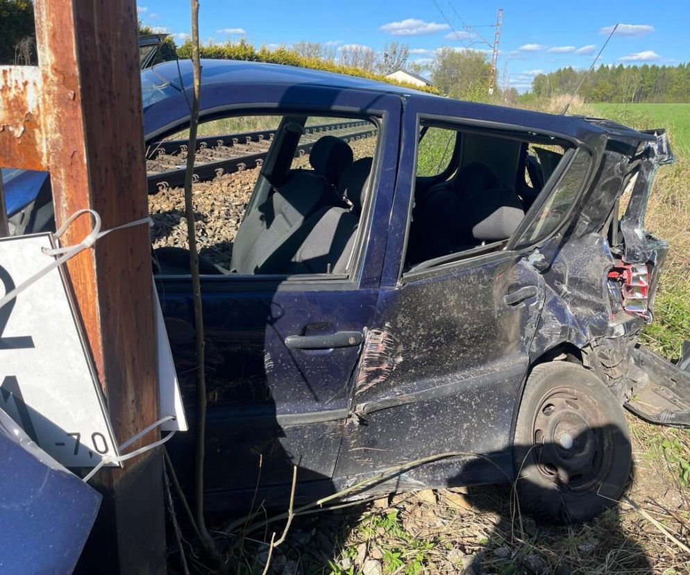 Wyrzucił kobietę z auta i uciekł. Chwile później w kradziony samochód uderzył pociąg