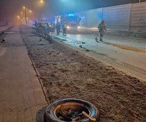 Wypadek w Iławie. 22-letni kierowca ROZBIŁ MERCEDESA. O mały włos nie zginął [ZDJĘCIA]
