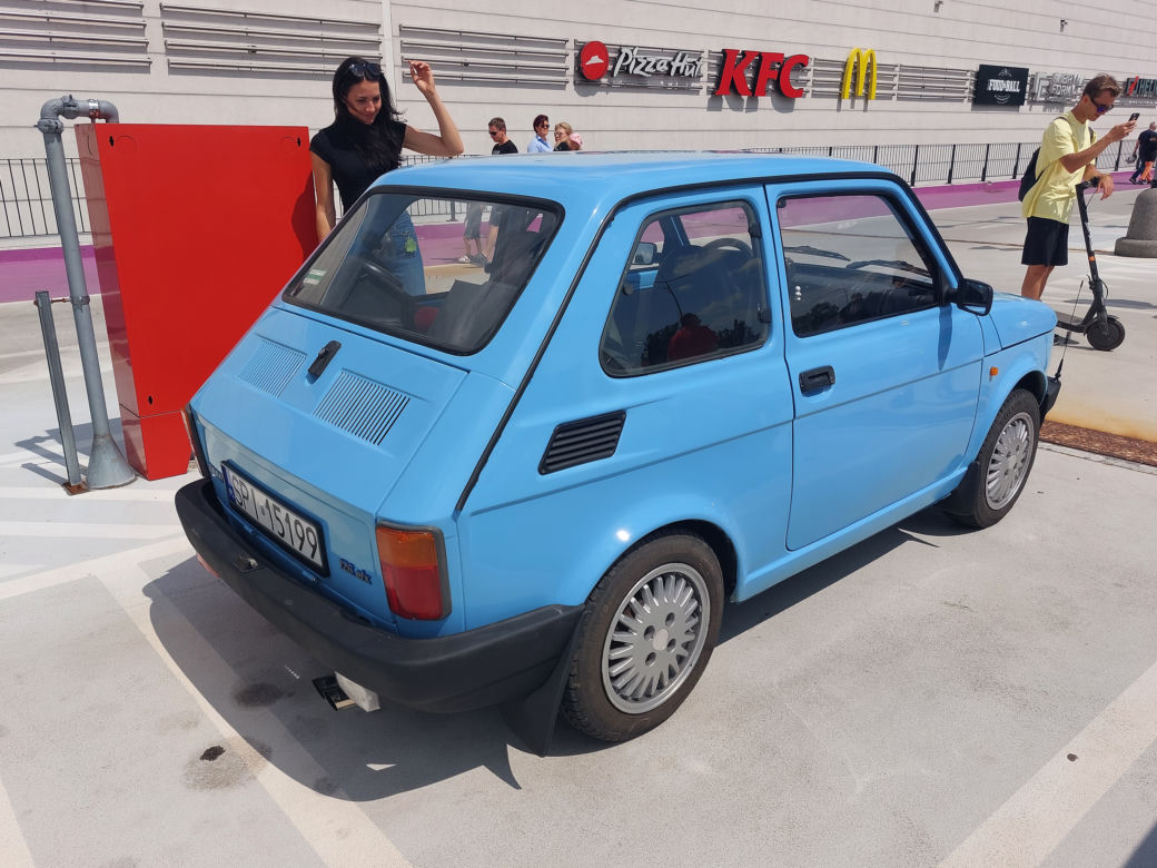 Zlot fiatów 126p w Galerii Libero w Katowicach