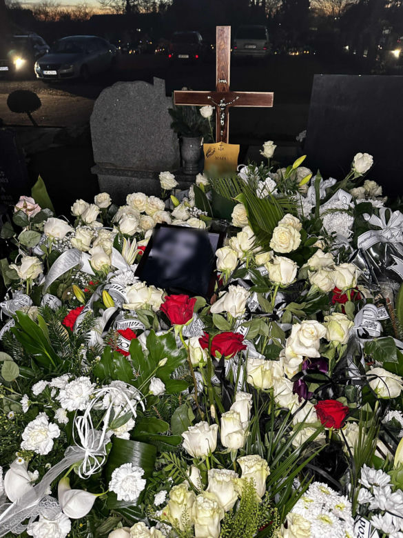 Grób 16-letniej Mai zasypały białe kwiaty. Zdjęcie nastolatki łamie serca!