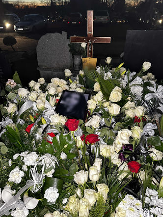 Grób 16-letniej Mai zasypały białe kwiaty. Zdjęcie nastolatki łamie serca! 