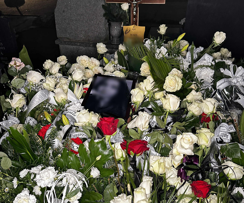 Grób 16-letniej Mai zasypały białe kwiaty. Zdjęcie nastolatki łamie serca!