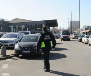 Umiera, to niech idzie do jadłodalni. Bezdomny czekał na smierć.