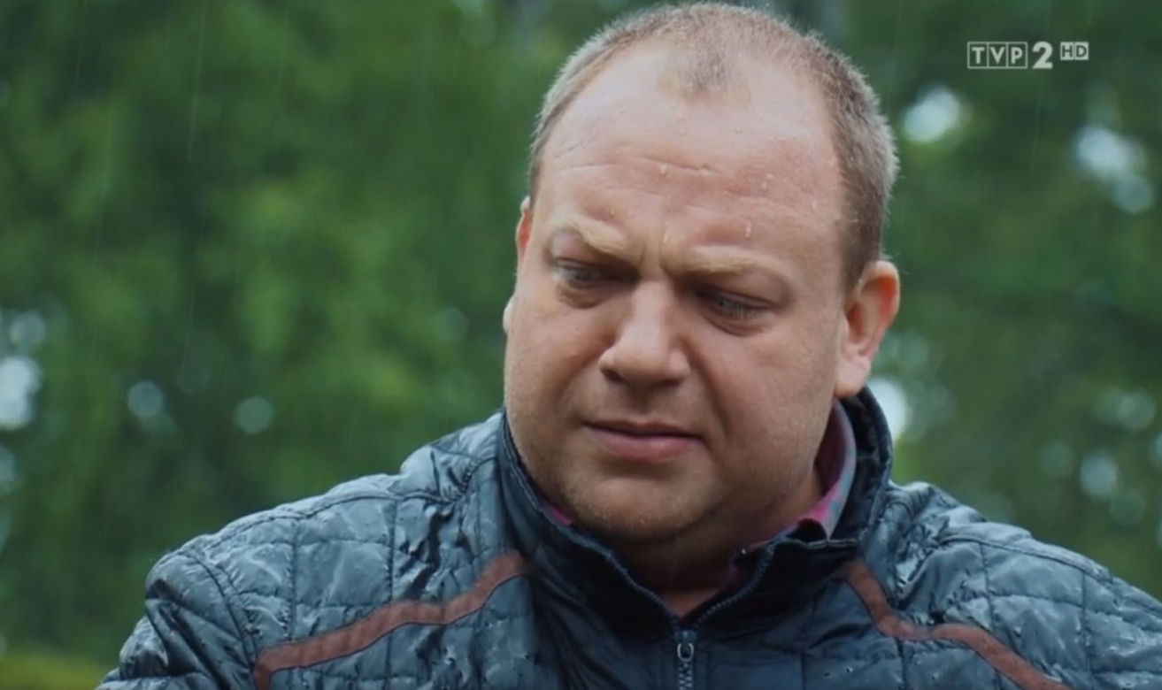 M jak miłość, odc. 1609: Tadeusz (Bartłomiej Nowosielski) na grobie dziewczyny Moniki