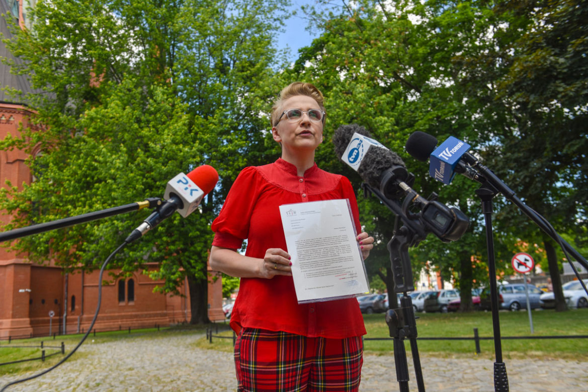 Joanna Scheuring-Wielgus pyta w Toruniu o dofinansowania dla księdza oskarżonego o pedofilię