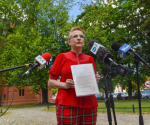 Joanna Scheuring-Wielgus pyta w Toruniu o dofinansowania dla księdza oskarżonego o pedofilię
