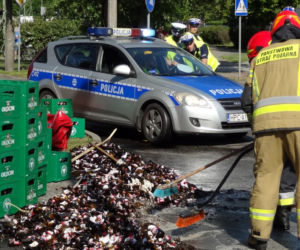 Tysiące litrów piwa rozlało się na rondzie we Włocławku