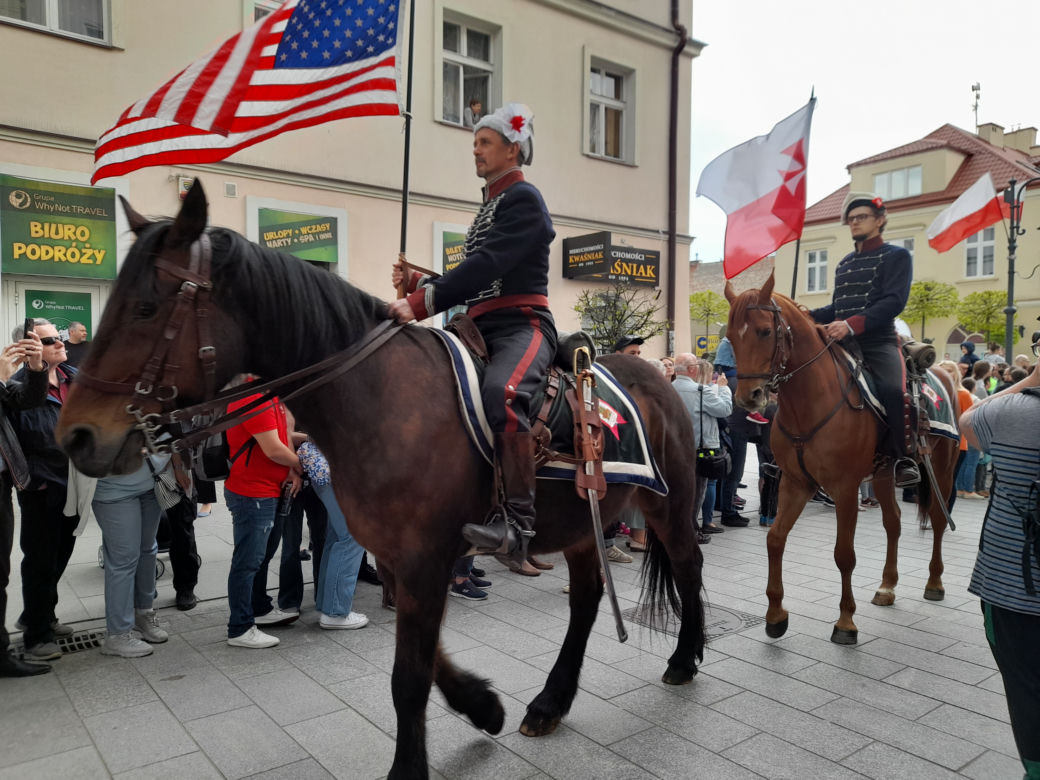 Elivis Presley w swoim cadillacu otworzył Święto Paniagi w Rzeszowie.  Wielki pochód w amerykańskim stylu!